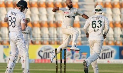 England collapse puts Pakistan on top in second Test but Ben Duckett says hosts &#039;can crumble&#039; ahead of crucial day three