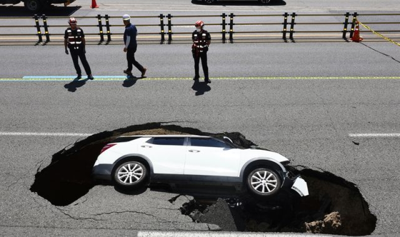 Seoul: Elderly couple injured after their car falls into sinkhole