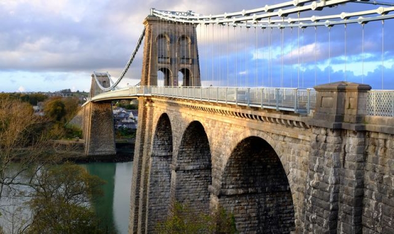 Menai Strait: Major search continues for teenager last seen entering water