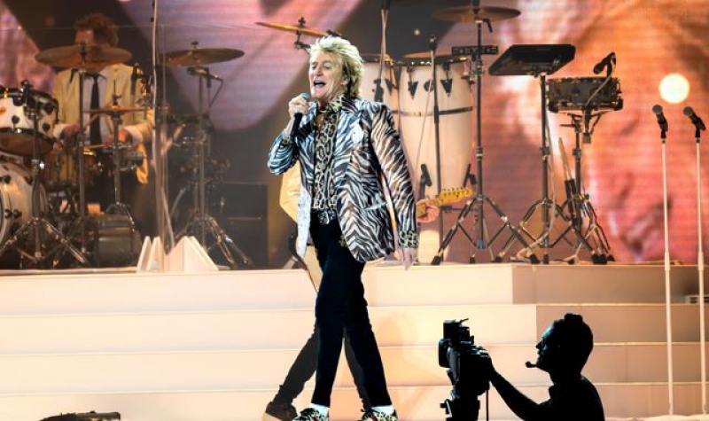 Sir Rod Stewart &#039;booed&#039; by German crowd while making show of support for Ukraine