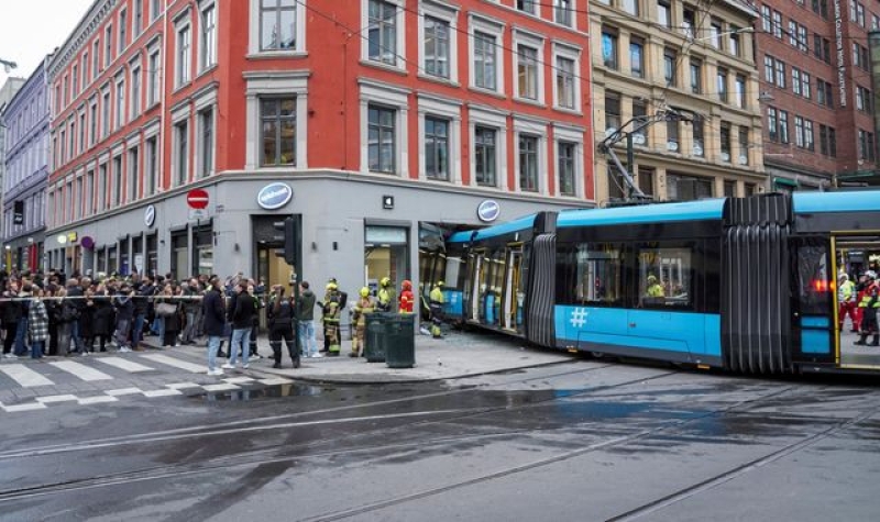 Tram crashes into shop in Oslo injuring four people