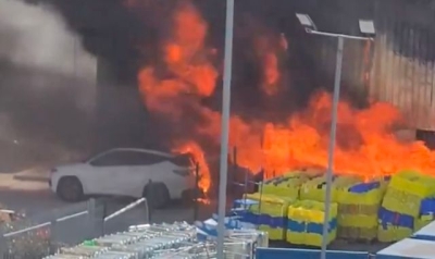 Huge fire breaks out at warehouse in Bristol
