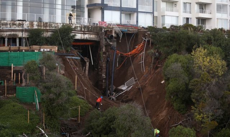 Chilean residents live in fear as homes stand precariously above sinkhole